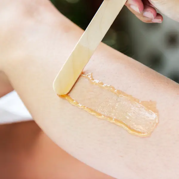 Depilación con cera en el brazo en Estética DGlow, Palma