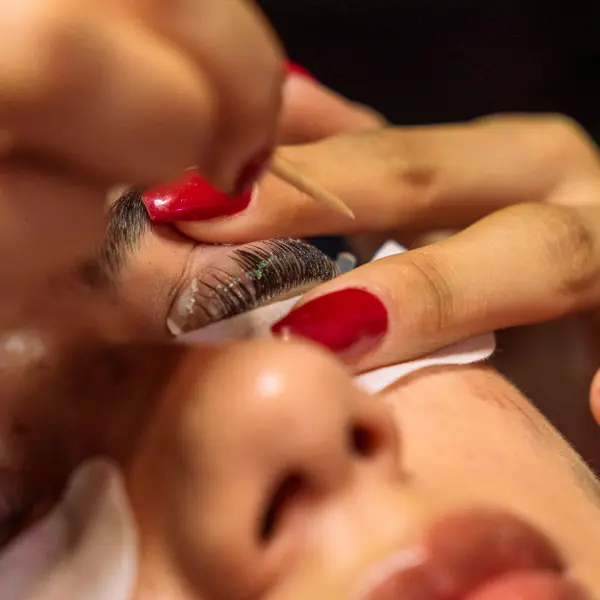 Lifting de pestañas: qué es, cuánto dura y qué esperar